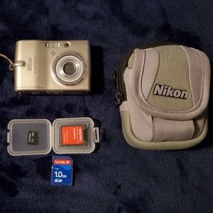 Nikon coolpix camera w/SD adapter & case, minus 1gb shown